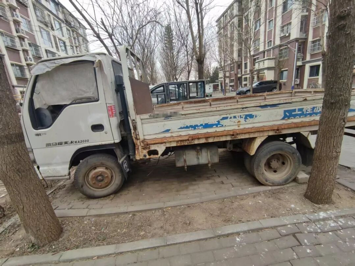 一品嘉园小区长期占位的小货车