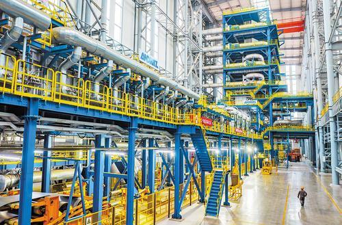     2025年7月4日，河钢集团唐钢公司员工在查看镀锌生产线。（本报资料片） 本报记者 赵杰摄