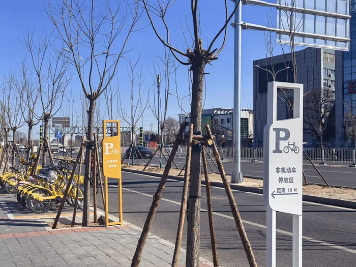 新建非机动车停放区实现不同车辆分区停放/记者拍摄