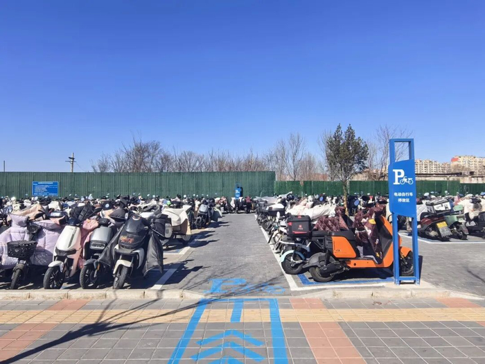 地铁新发地站外新建的非机动车停放区/记者拍摄