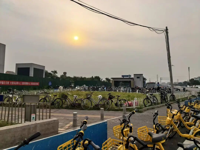 新发地站前原有绿地使用效率不高/丰台区提供