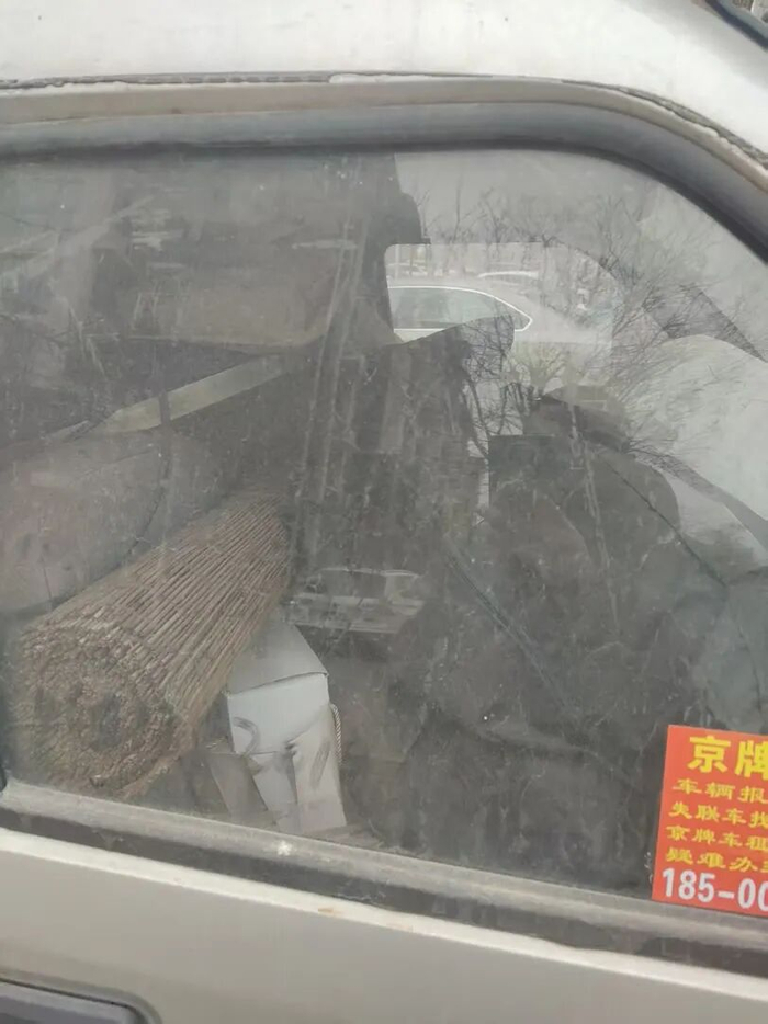 一品嘉园小区长期占位小型面包车成了储物空间