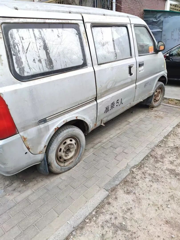 一品嘉园小区长期占位的小型面包车
