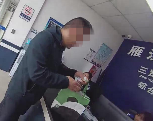 ▲肖先生在派出所领回装有现金的纸袋
