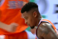 全指着你得分！皮特森半场三分9中5砍下22分2助2断 最后一攻崴脚