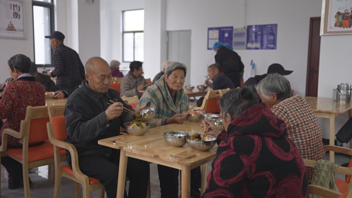 老人在村里的老年食堂享用午餐 郭靖淇 摄