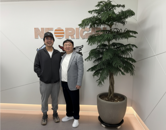 ▲郑志刚与TopReels创始人陈博 