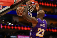 老夫聊发少年狂！詹姆斯单场完成三记空接扣篮 追平生涯最高纪录