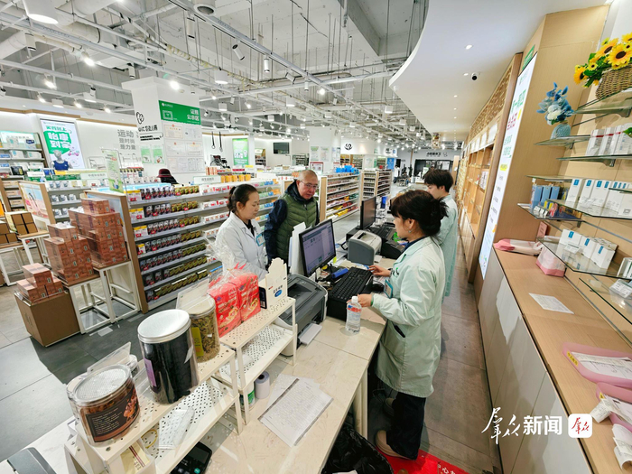 3月17日，顾客在怡康医药门店采购药品。群众新闻记者 田若楠摄