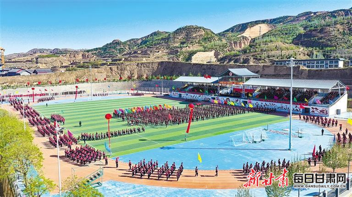 修葺一新的环县第一中学操场。环县第一中学供图