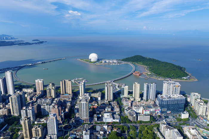 三十年来，珠海累计制定现行有效法规百余件。