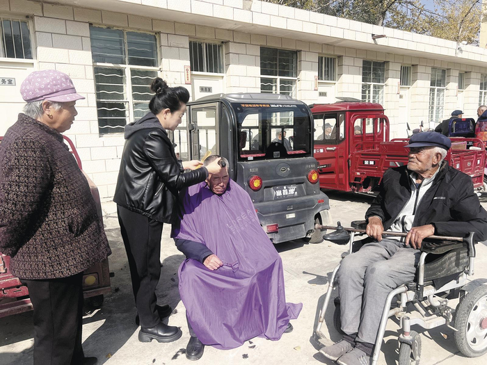    给老人剪头发。平安街道办事处供图