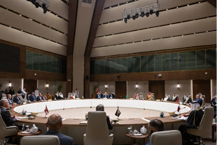 当地时间3月18日，12国外长在利雅得举行磋商会议。图源：沙特《中东报》