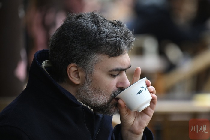 外国游客在鹤鸣茶社品尝春茶