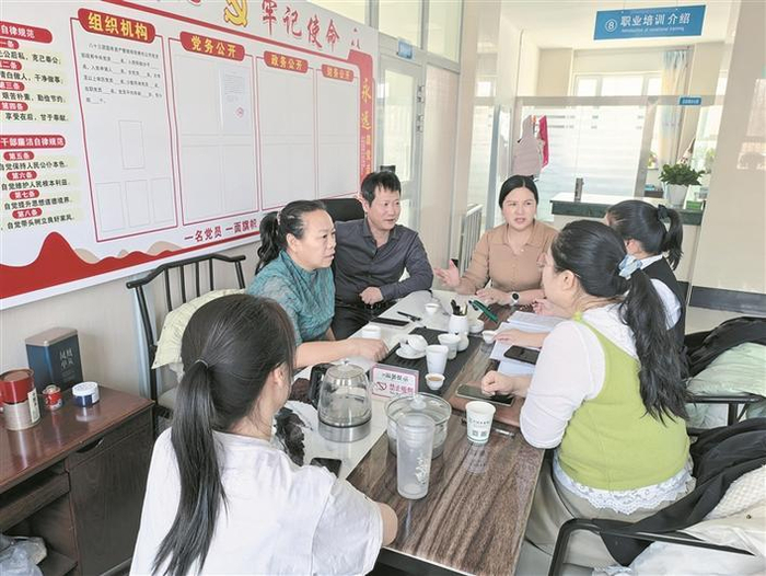     3月11日，石梅花（右三）与公司员工一起讨论近期工作要点。 兵团日报常驻记者  郭晓维  摄