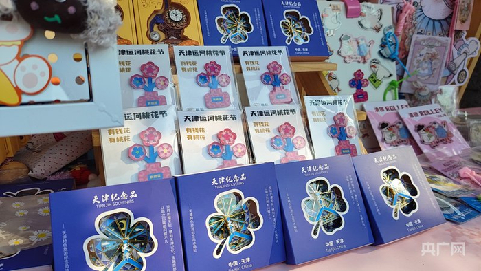 桃花节原创文创产品引人驻足（央广网记者  韩雨晨  摄）