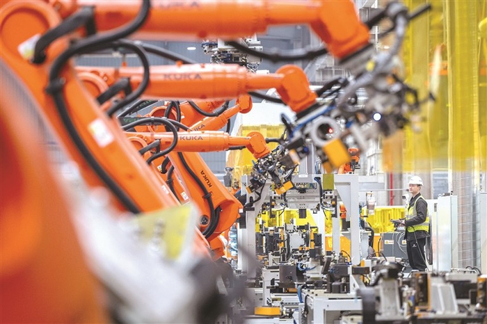 日前，在浙江省湖州市长兴县吕山乡，诺力五期未来工厂的工人在智能化生产线上工作。 新华社发（谭云俸 摄）