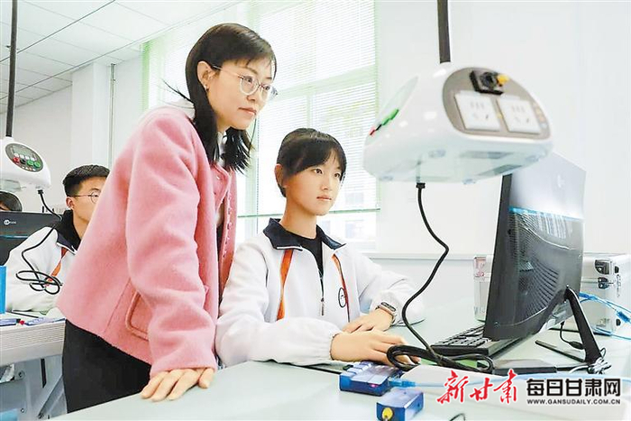 酒钢三中教师指导学生开展实验。嘉峪关市酒钢三中供图