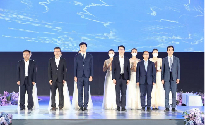 在HICOOL全球创业大赛上，卓镭激光荣获一等奖，公司创始人、CEO王涛（左二）领奖