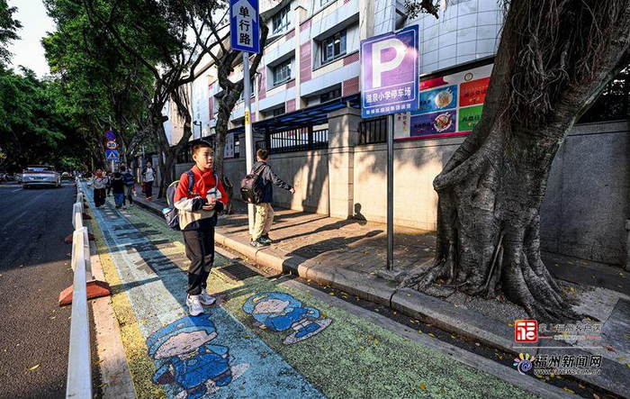 温泉小学的彩虹护学路。