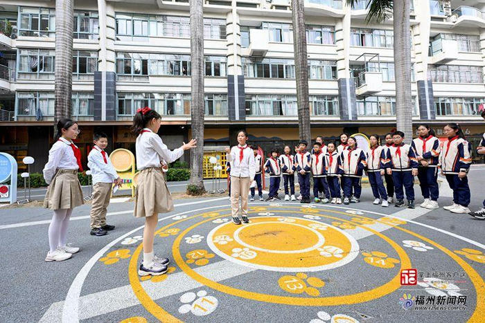 孩子们正在玩石头剪刀布游戏。