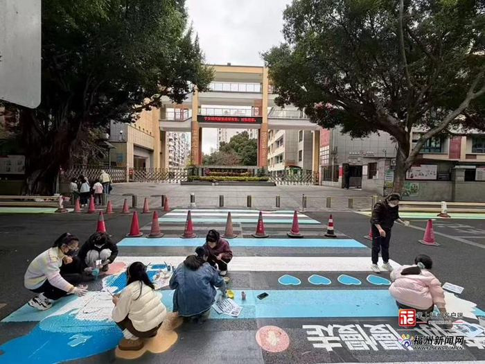 学生们给校门口的斑马线加上创意。汤边社区供图