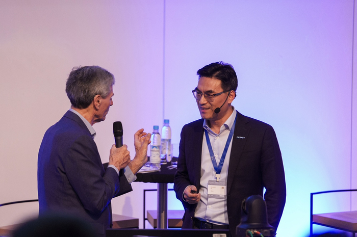 （于骞博士对话德国波鸿汽车研究中心创始人费迪南德·杜登霍夫教授）