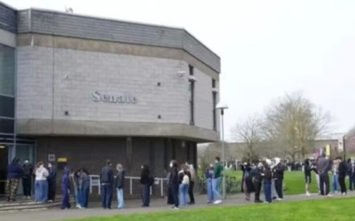 当地学校排队领取抗生素图片（网友发帖截图）