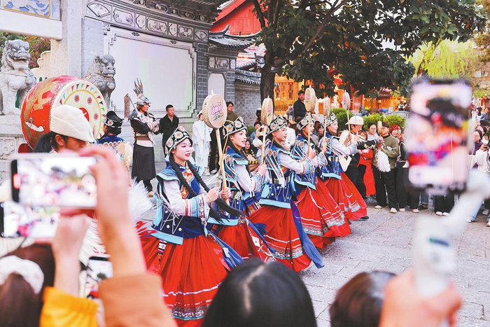 夜游木府活动中，游客近距离观赏纳西族舞蹈表演。