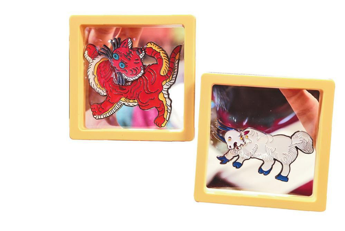 木府内的红虎、白牦牛图腾文创产品。