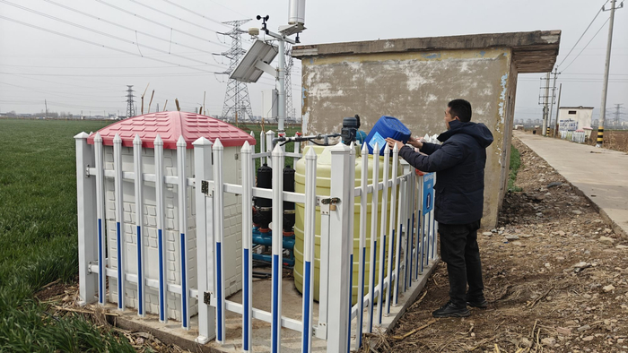 3月18日，在河南省鹤壁市淇县，当地农民正在利用水肥一体化设备为麦田施肥。（王家胜 摄）