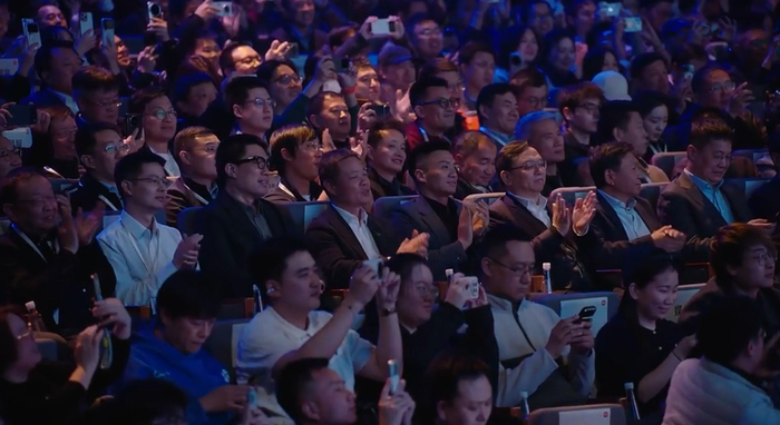 ▲台下的王传福、李想、何小鹏等人