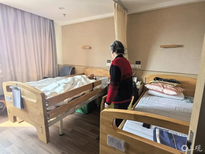 孙阿婆与老伴住在双人间。周楠 摄