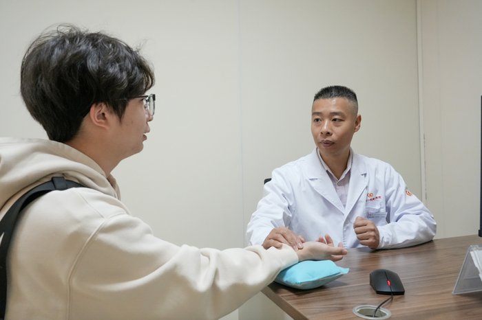 澳门中医师邱润生在横琴执业。