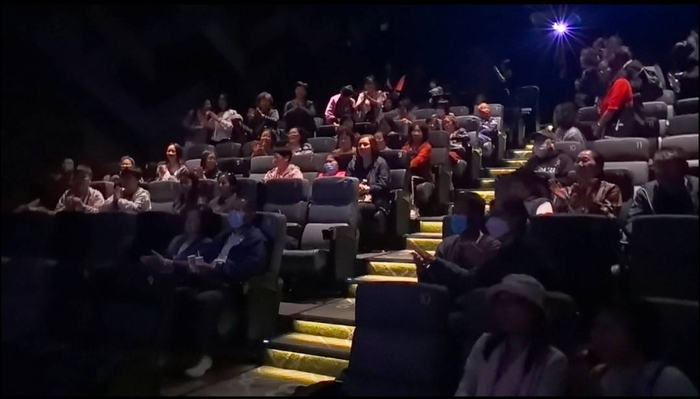 电影放映完，现场响起掌声。