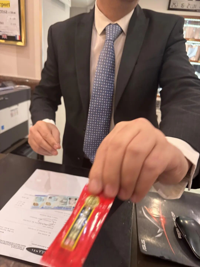 米兰小哥拿出的糖纸 受访者供图