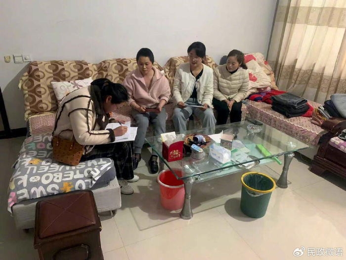 工作人员入户摸排困难群众家庭情况。濉溪县委宣传部供图