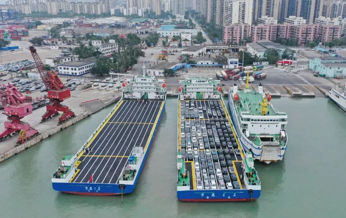 新能源车专用甲板驳船正在依序搭载过海车辆。