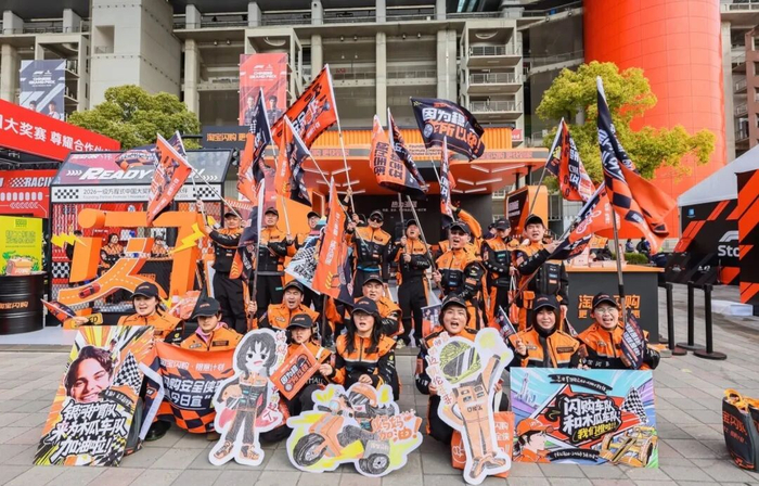 从悬念海报引发猜测，到骑手现身赛场引爆话题，淘宝闪购成功将一次商业合作，变成了一场连接线上线下的全民趣味互动。