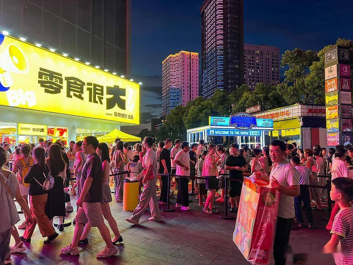 量贩零食店门口