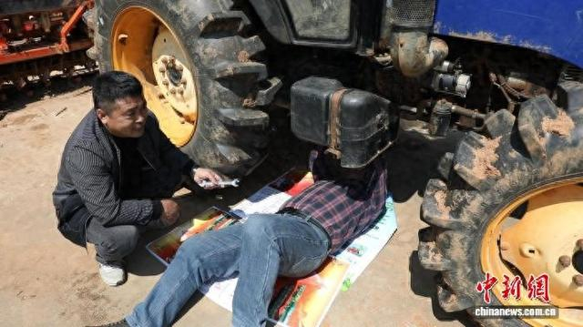 技术员吴志华在修理中。黄春华 摄