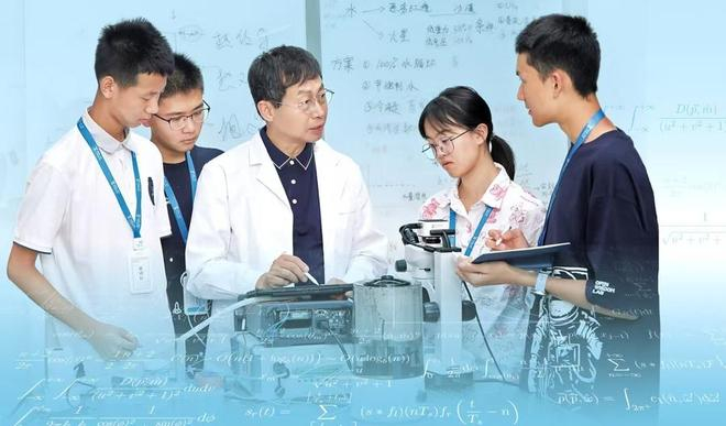 郑泉水院士和学生们在一起。（受访者供图）