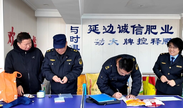 工作人员对产品进行抽样检查（央广网发  陈领之  摄）