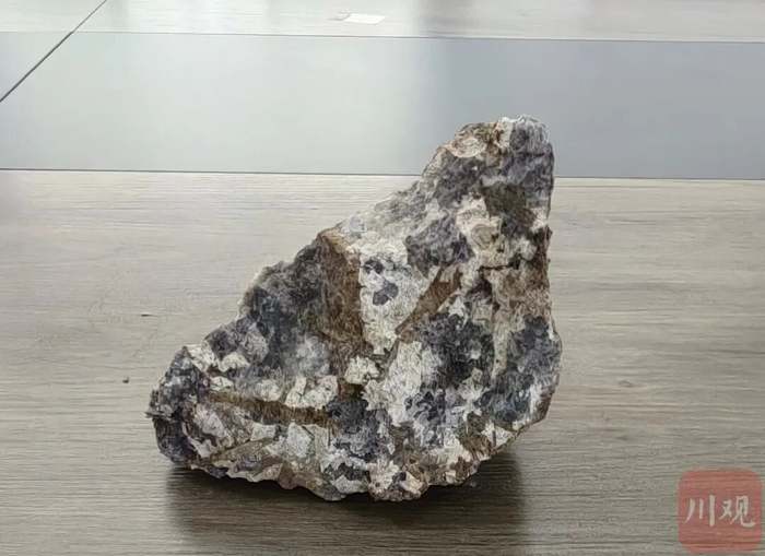 萤石重晶伟晶岩型稀土矿。（资料图片）