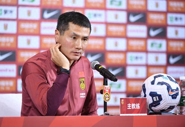 1月4日，中国国家男子足球队在广东肇庆举行媒体见面会，主教练邵佳一正式亮相。新华社记者 邓华 摄