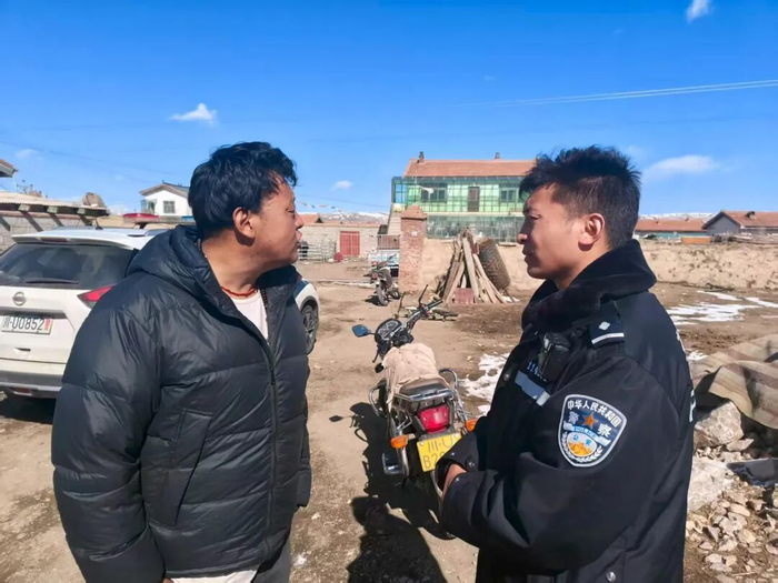 2024年5月，额旺格拉在若尔盖县麦溪乡调解婚恋纠纷。