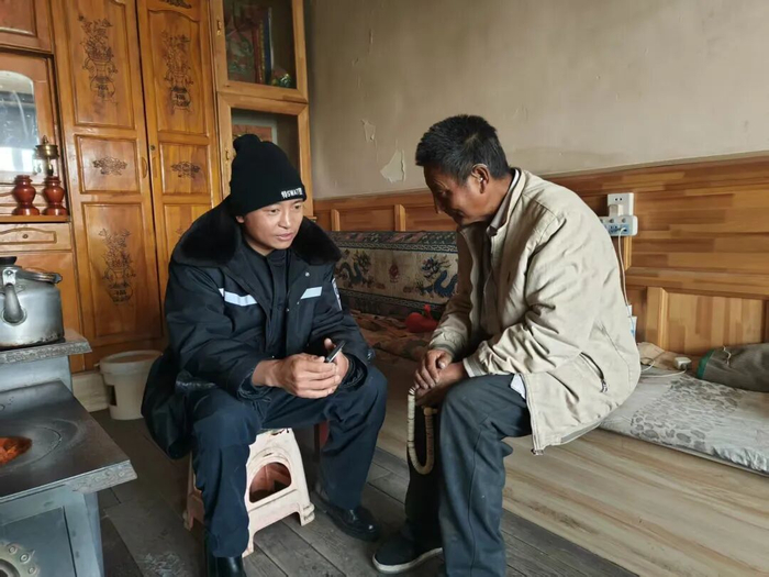 2024年4月，额旺格拉在若尔盖县麦溪乡走访辖区群众，收集社情民意。