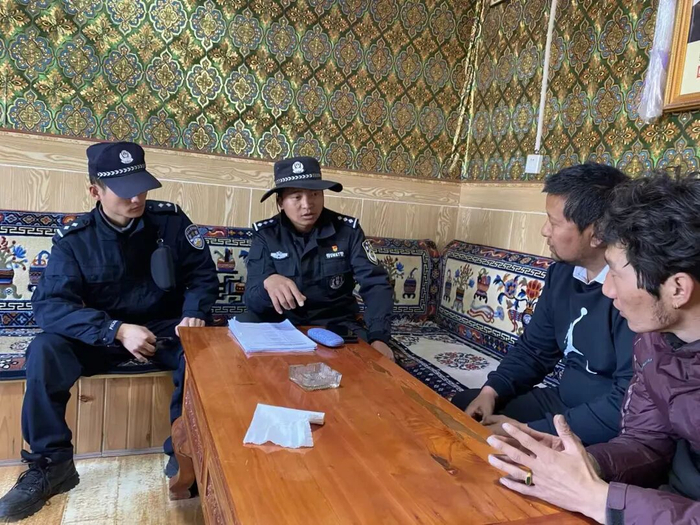 2021年3月，额旺格拉给若尔盖县麦溪乡部分村组干部开展法治宣传。