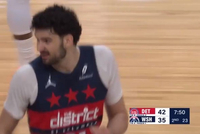 打架还打出气势来了！武克切维奇不规则抛投再进 奇才轰16-0！