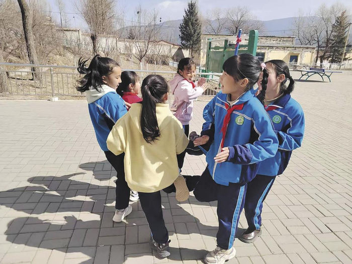 大通回族土族自治县某小学孩子们一边做游戏一边吟唱青海方言童谣《打罗罗喂面面》。袁明花 摄